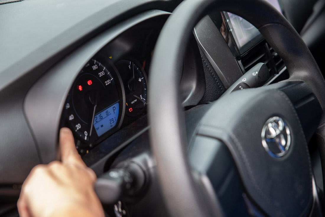 道路駕駛課程教學-儀表板燈號介紹,油表、故障燈號、安全帶等