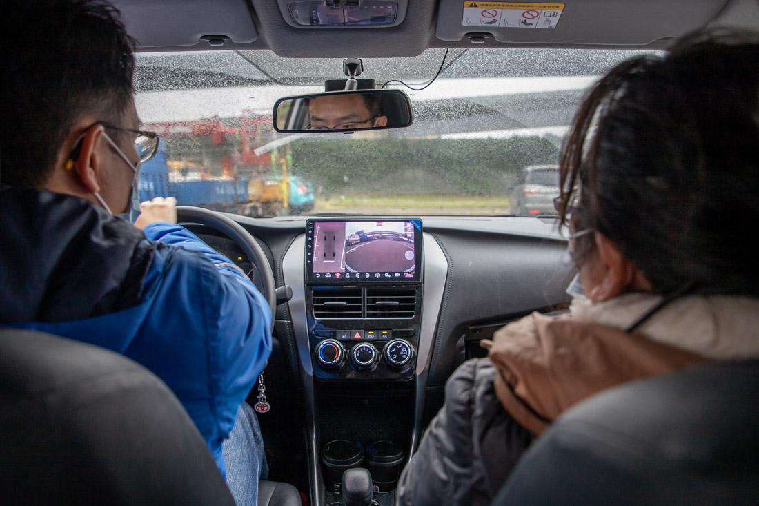 道路駕駛課程教學左右轉彎練習,熟悉打方向盤與空間距離的順暢度