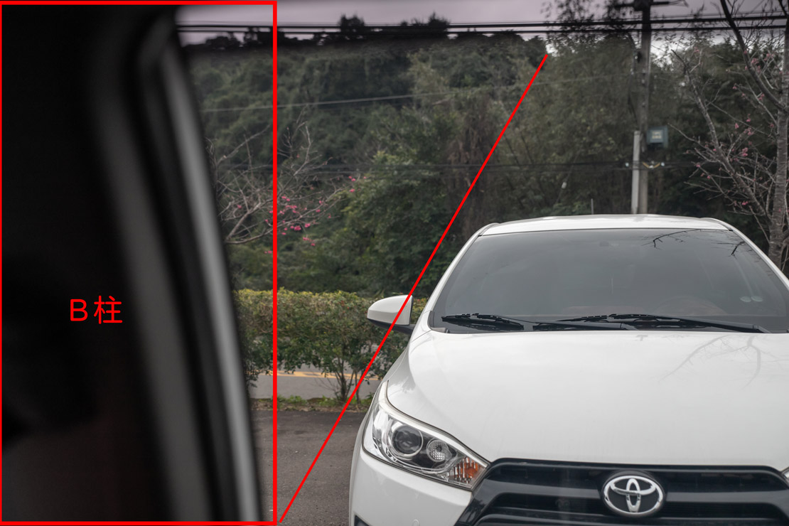 道路駕駛課程教學先倒車後退抓車子的B柱切齊停靠的車輛後照鏡