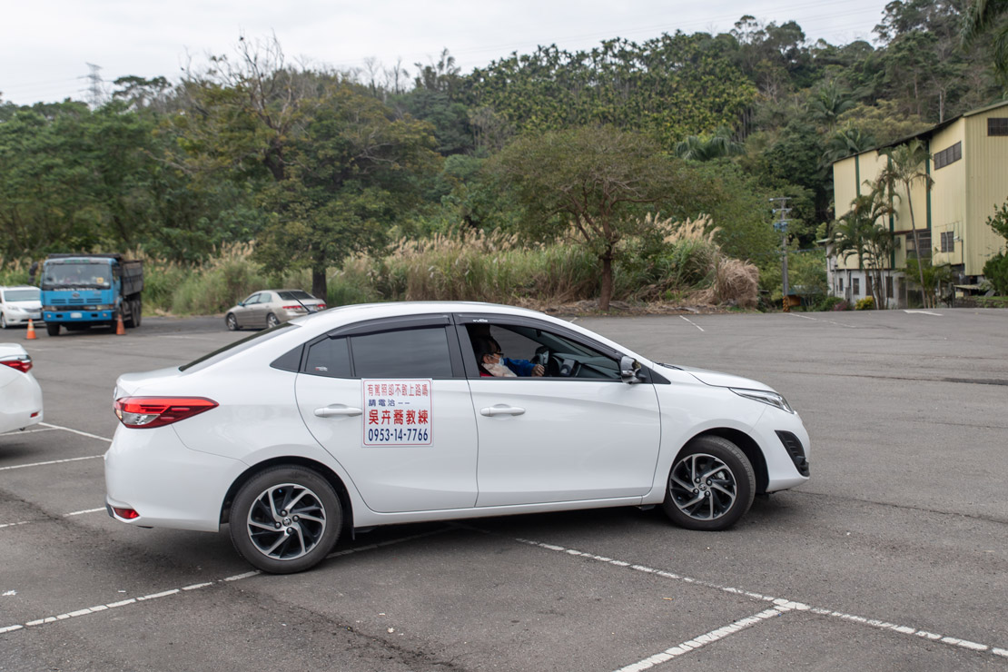 道路駕駛課程教學接著將方向盤往右打滿,持續倒車就可一桿進洞了,如需要修正左右空間距離再作些許調整即可