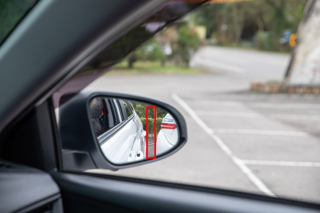 道路駕駛課程教學倒車後退,後門把超過停靠車輛車尾或車頭