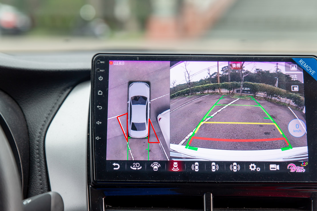 此時從左右後照鏡與車內環景可以看到兩個三角形出現