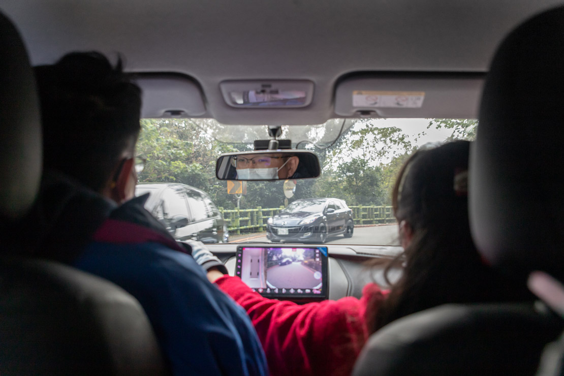 道路駕駛課程教學轉彎會車可先停止車輛待對向車先行通過再起步較為安全