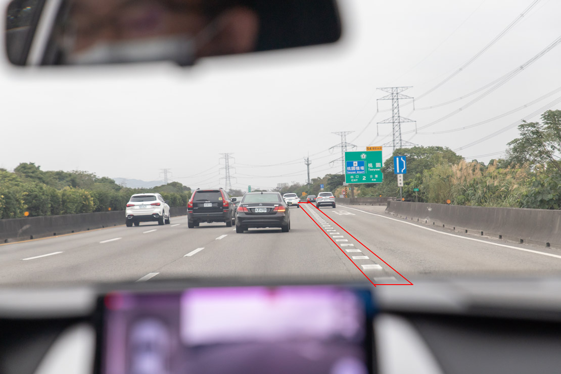 道路駕駛課程教學出現寬版短虛線表示要下交流道了,要下交流的車輛漸漸靠右