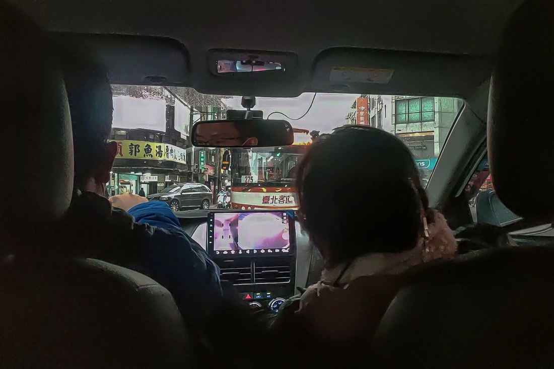 道路駕駛課程教學上下班車多視線不好時,待大車先通過,可看到對向來車再通過