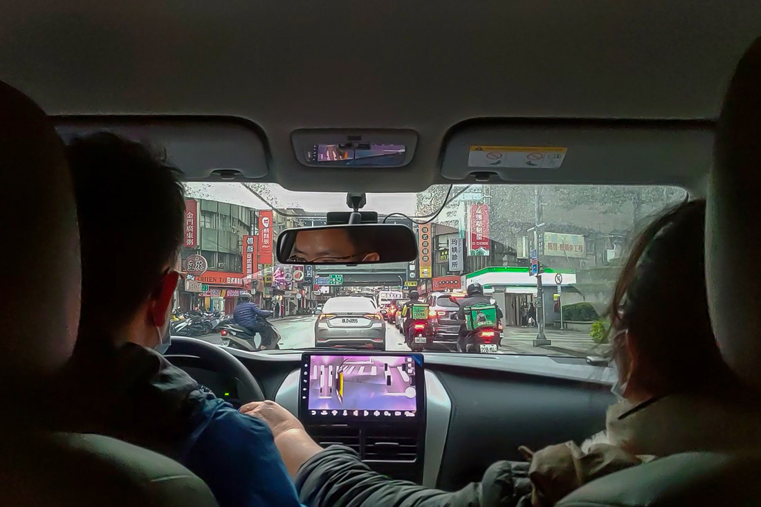 道路駕駛課程教學遇到十字路口放空油門,採防禦性駕駛,預判路口會有突發狀況保護自己